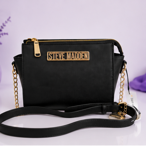 Bolso negro con detalles dorados