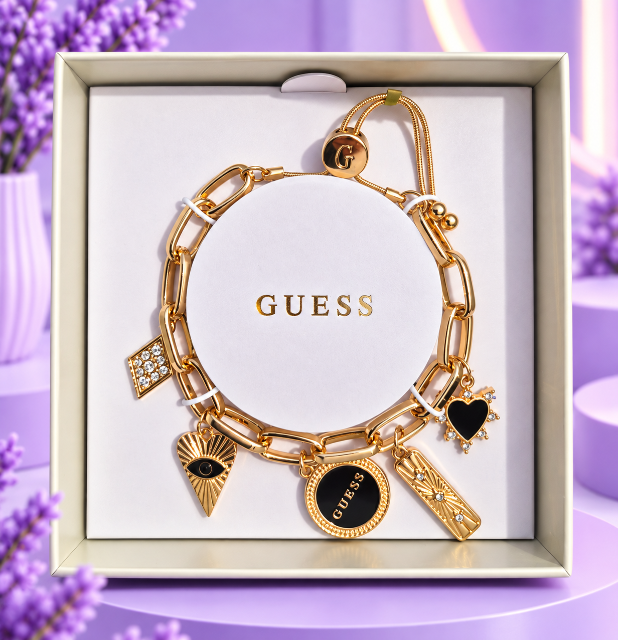 Pulsera dorada con charms y logo